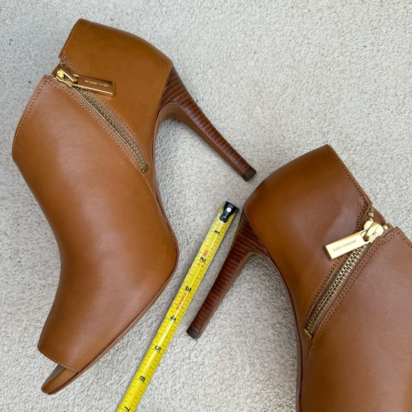 MICHAEL MICHAEL KORS
Elodie Leather Peep Toe Side Zip Shooties Sz 9 - Picture 13 of 13